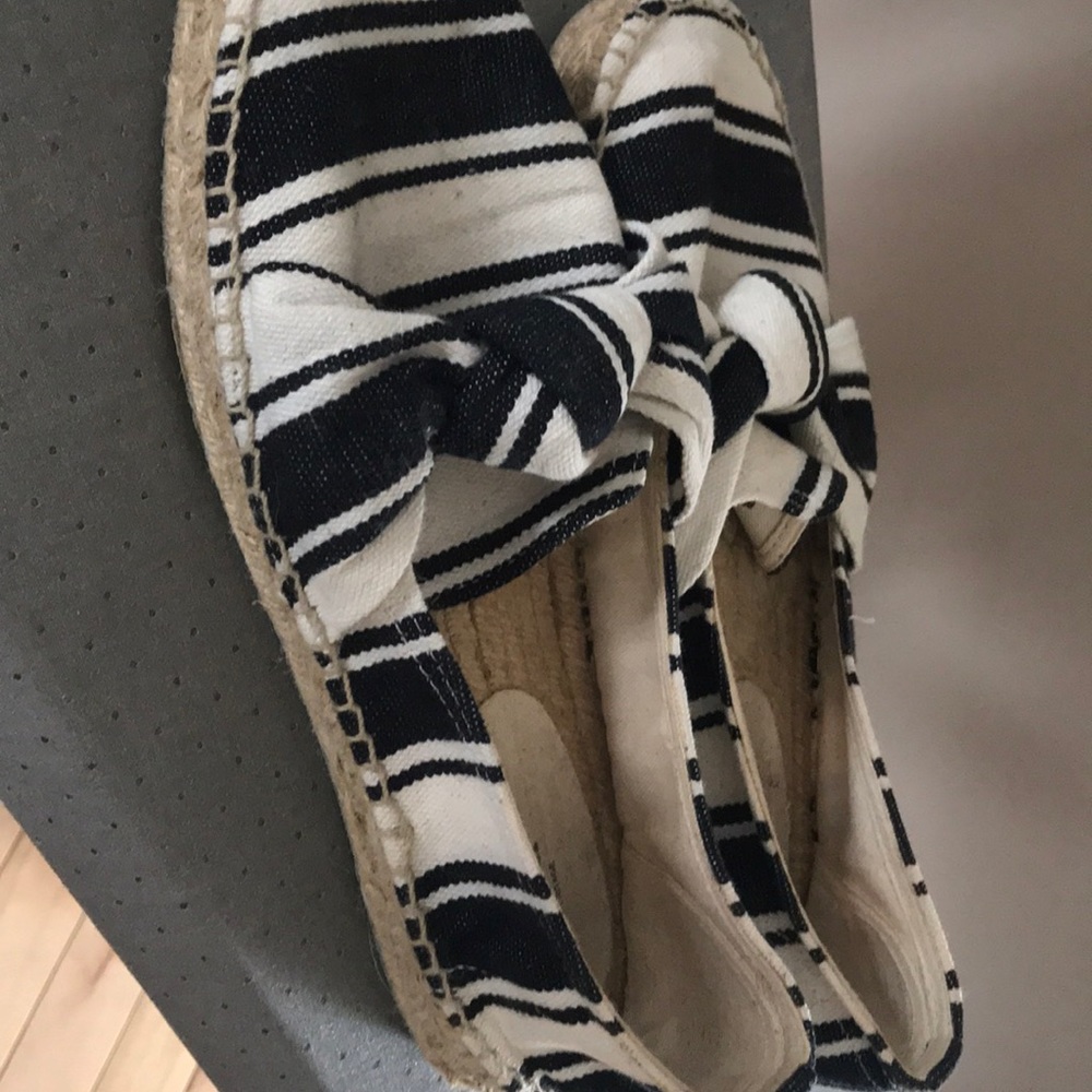 Ladies canvas shoes